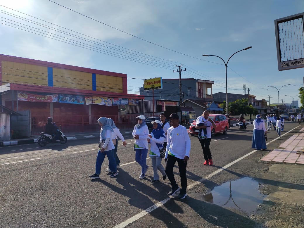 Gerak Jalan Santai Hari Listrik Nasional ke-80 di Watampone